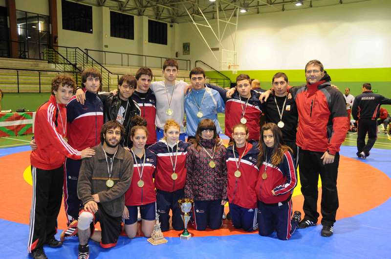 El Club de Lucha Burlada triunfa en Vitoria